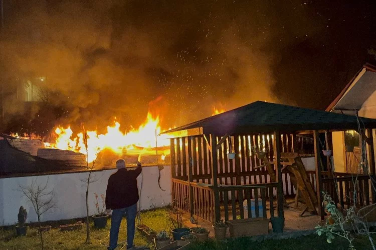 Düzce'de iftar vakti yangın: Odunluk alev alev yandı