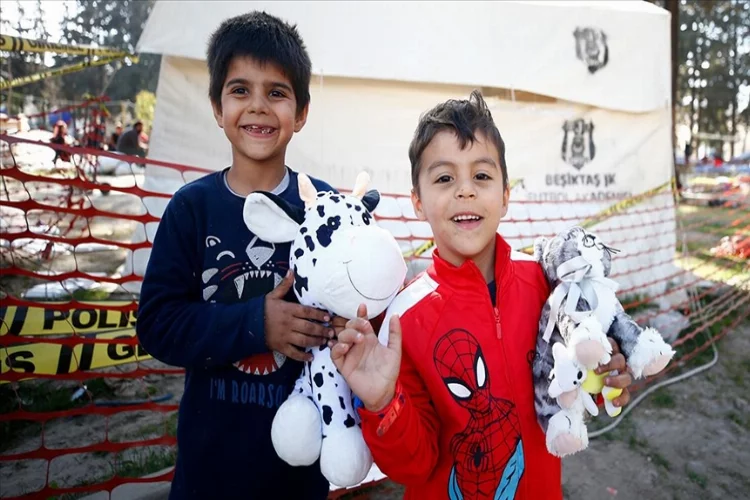 Afetzede çocuklar Beşiktaş taraftarının gönderdiği oyuncaklarla güldü
