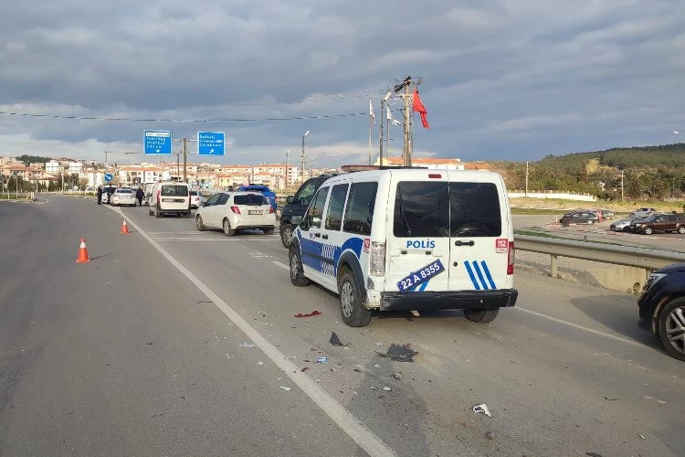 Edirne'de karıştığı kazadan kaçan sürücü polis otosuna çarptı