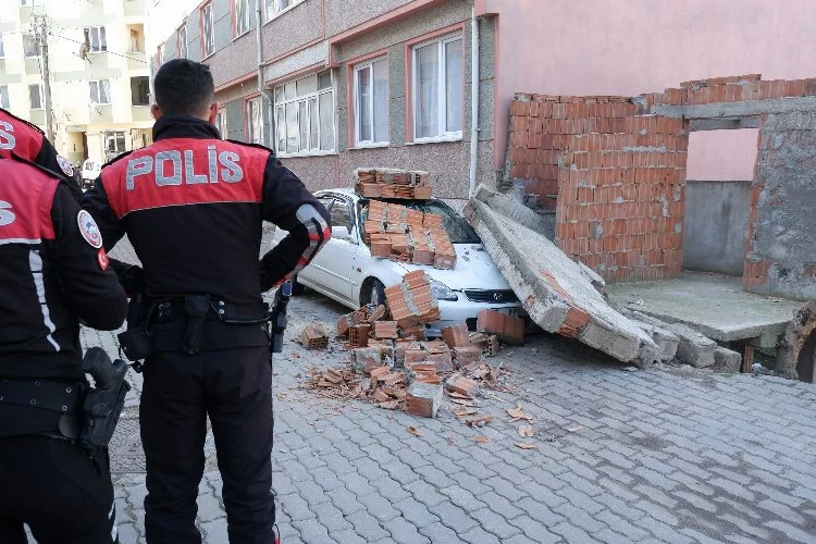 Edirne'de şiddetli rüzgar: Duvar park halindeki aracın üzerine çöktü