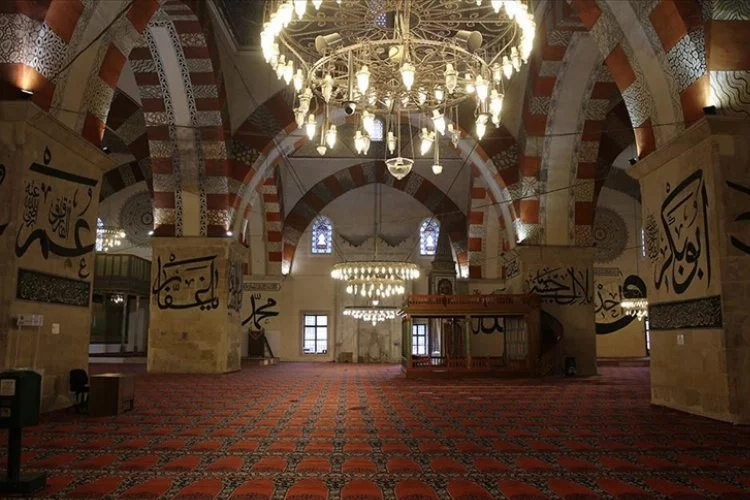Edirne'nin eşsiz hat yazıları ile öne çıkan eseri: Eski Cami