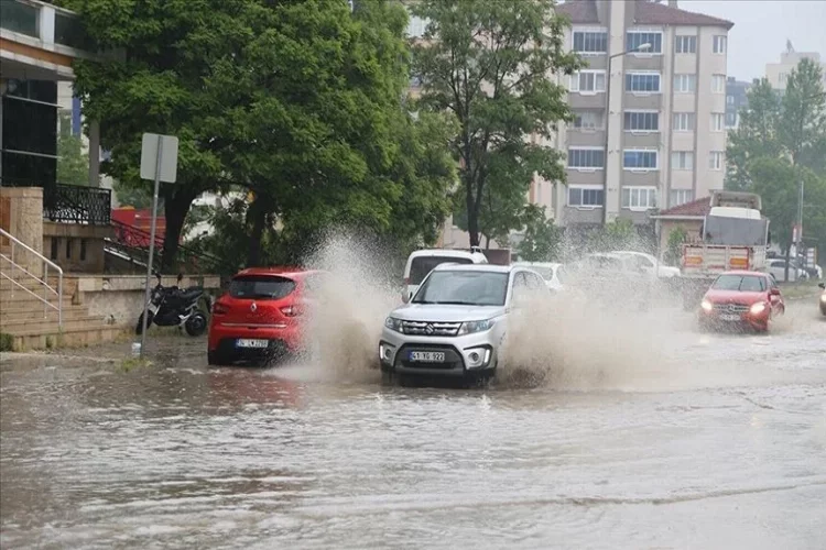 Edirne'de sağanak yağış su baskınlarına yol açtı