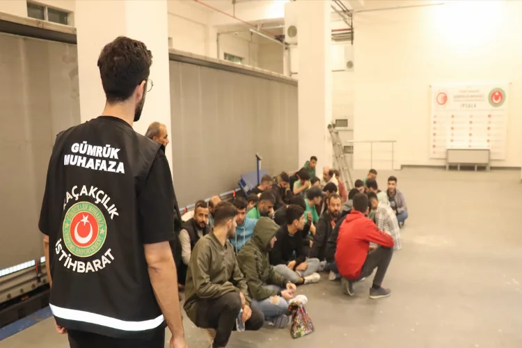 Sınırı geçmeye çalışan tırdan kaçak göçmenler çıktı