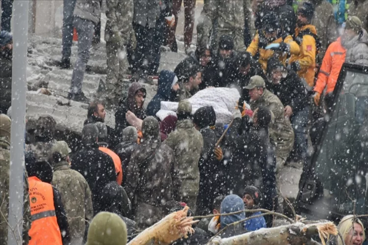 Gaziantep, Malatya ve Kilis'te yıkılan binaların enkazından 9 kişi kurtarıldı