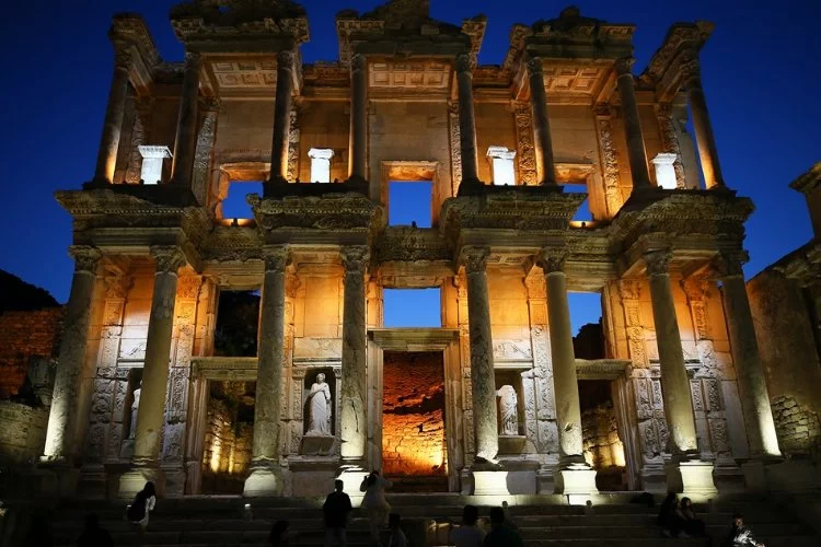 Efes Antik Kenti gece müzeciliği ile ziyaretçilerini büyüleyecek