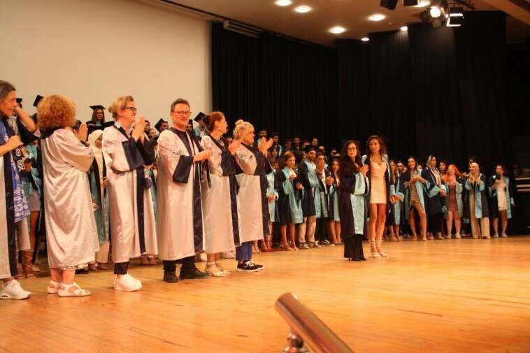 Ege Üniversitesi İletişim Fakültesinden bu yıl mezun olmaya hak kazanan öğrenciler, düzenlenen törenle kep attı