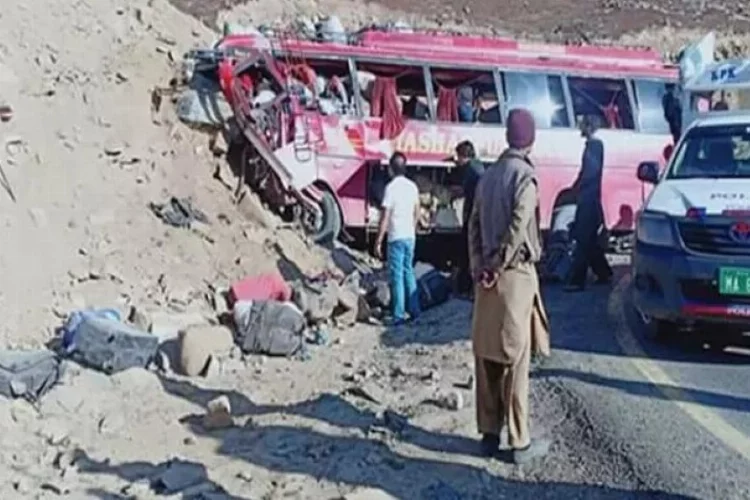 Pakistan’da otobüs kazası: 13 ölü