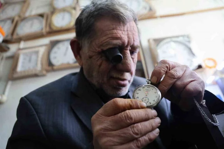 Elazığ'da aile geleneğine adanmış bir ömür: 65 yıldır zaman onun ellerinde