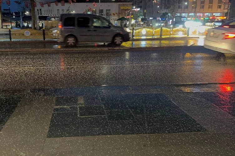 Elazığ'da şiddetli dolu yağışı hayatı felç etti