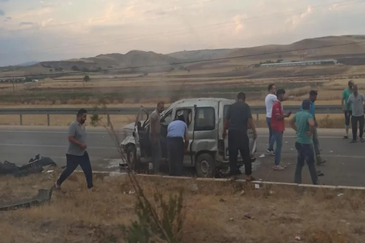 Elazığ’da trafik kazası: Hafif ticari araç refüje çarptı