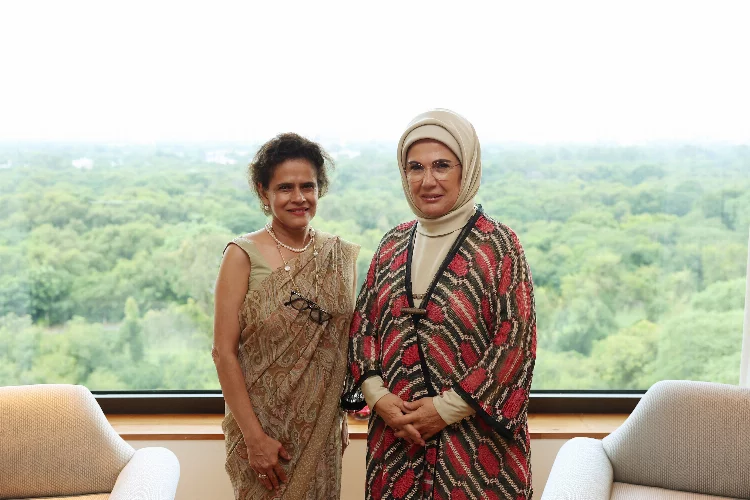 Emine Erdoğan, Earth Foundation'ın Başkanı Bhagat ile bir arada