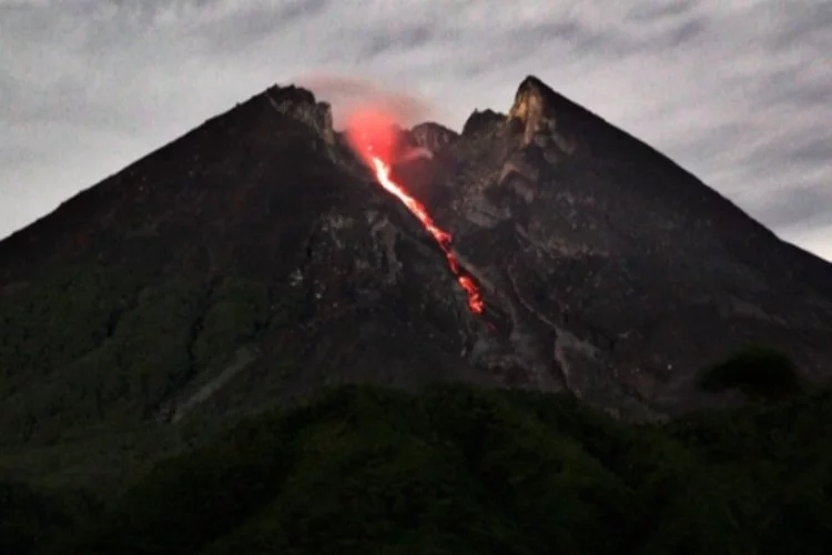 Endonezya’da Merapi Yanardağı patladı