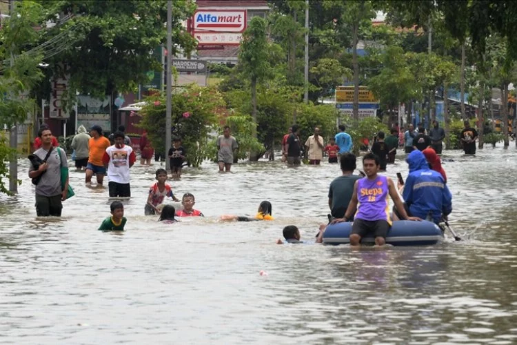 Endonezya'da sel felaketi binlerce kişiyi yerinden etti