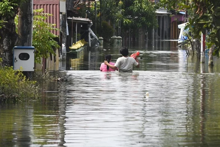 Endonezya'da sel felaketinde ölü sayısı artıyor