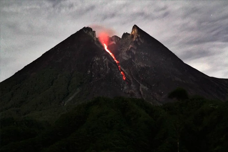 Endonezya'da Merapi Yanardağı'nda patlama!
