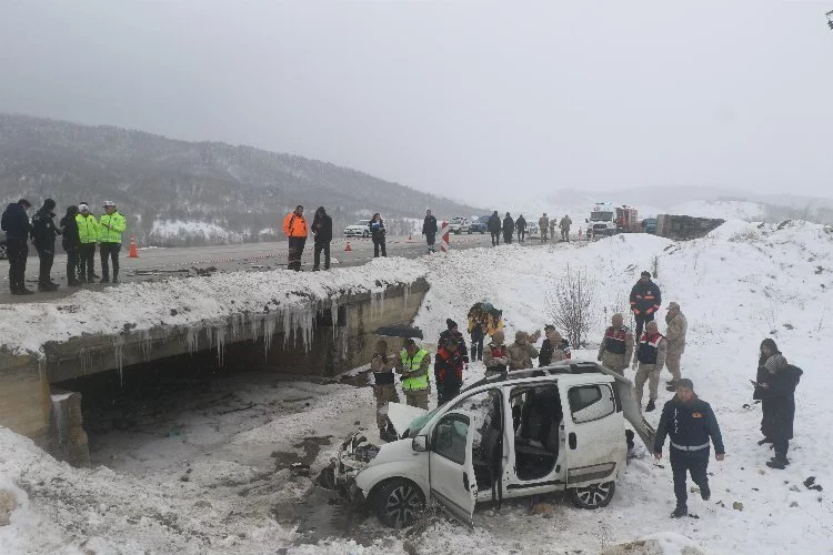 Erzincan'da feci trafik kazası: 6'sı asker 9 yaralı, 1 ölü