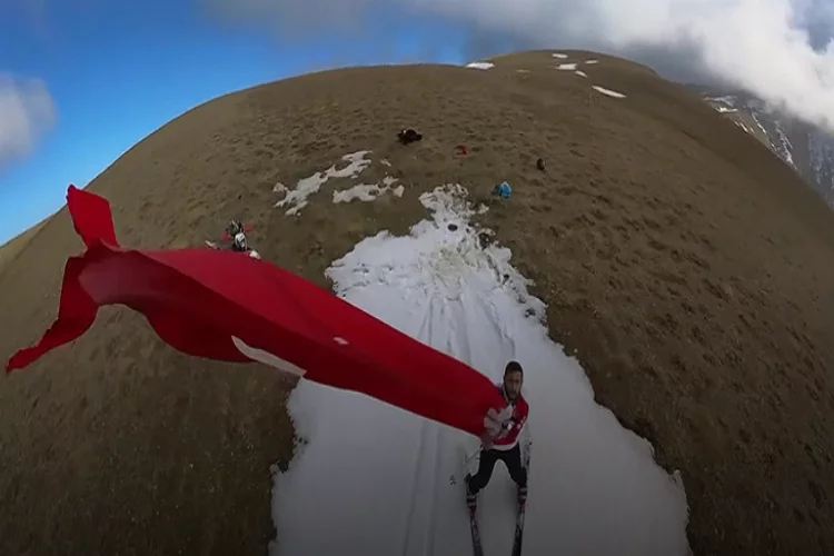 Türk bayrağını 3 bin 250 rakımda açarak kayak yaptı