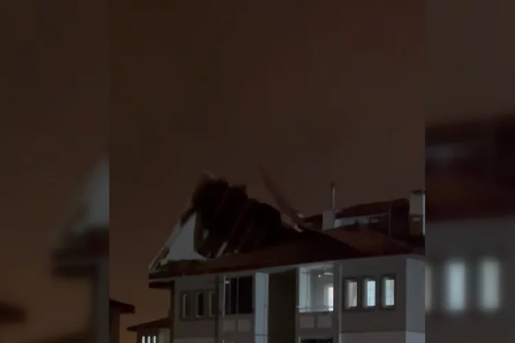Şiddetli rüzgar binanın çatısını uçurdu