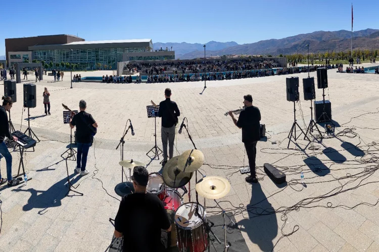 Erzincan’da pop müzik konseri verildi