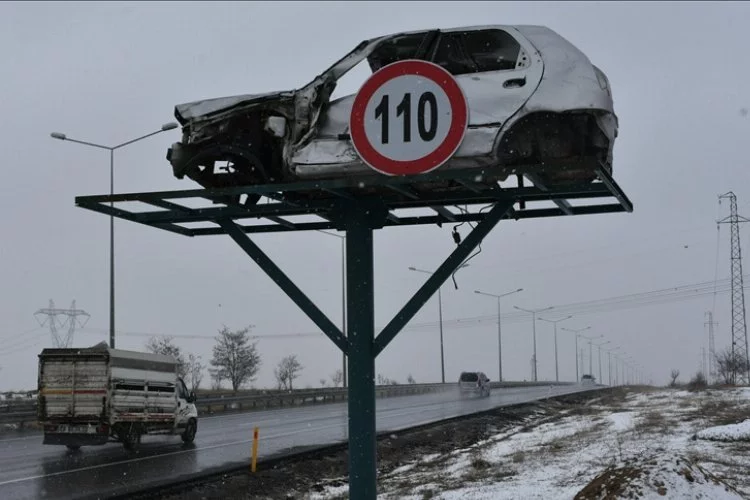 Erzurum'da sürücülere dikkat çeken uyarı! Hasarlı araçlar yol kenarına yerleştirildi