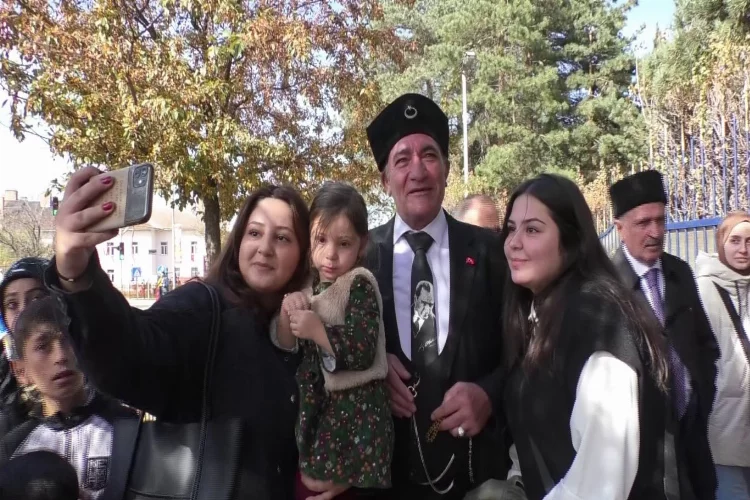 Erzurum'da bir vatandaş Atatürk'e benzerliği ile ilgi odağı oldu