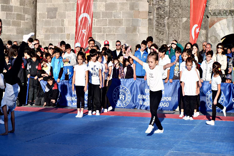 Erzurum'da şenlik gibi spor haftası kutlaması