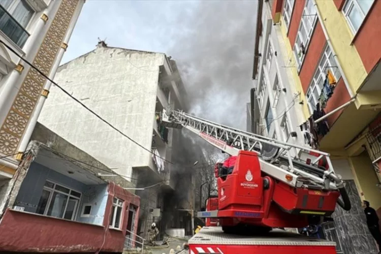 Esenyurt'ta 5 katlı binada yangın çıktı: Binada mahsur kalanlar var
