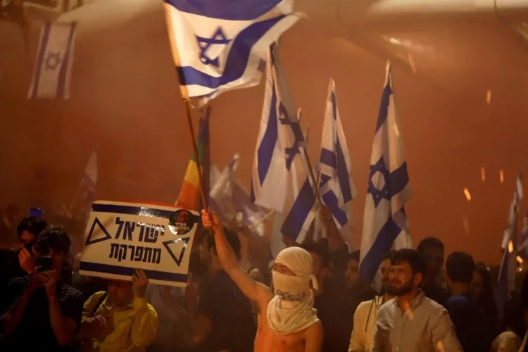 İsrail'de protestolar büyüdü, Netanyahu kararını askıya aldı