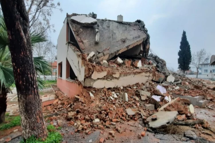 Fay hattı üzerindeki 50 yıllık okulun yıkımı tamamlandı