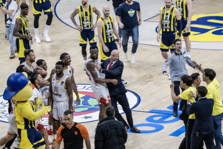 Fenerbahçe – Monaco maçında salon arıştı: Taraftarlar ile oyuncularda gerginlik!