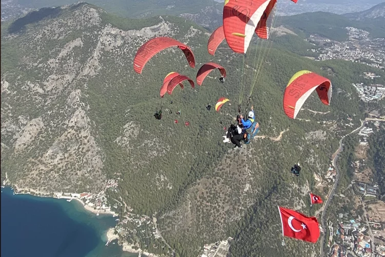 Üniversite öğrencilerinden Cumhuriyet Bayramı kapsamında Türk bayraklarıyla yamaç paraşütü atlayışı