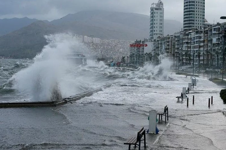 İzmir'de deniz ulaşımına fırtına engeli