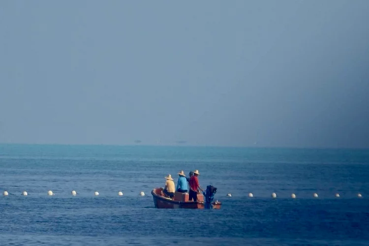 Güney Çin Denizi'ndeki yüzen bariyerler kaldırılacak