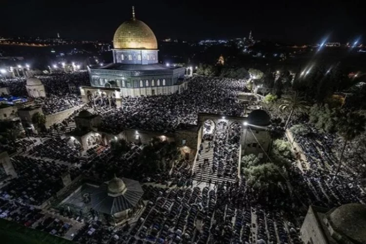 Filistin'de Müslümanlar Kadir Gecesi’ni Mescid-i Aksa’da kutladı
