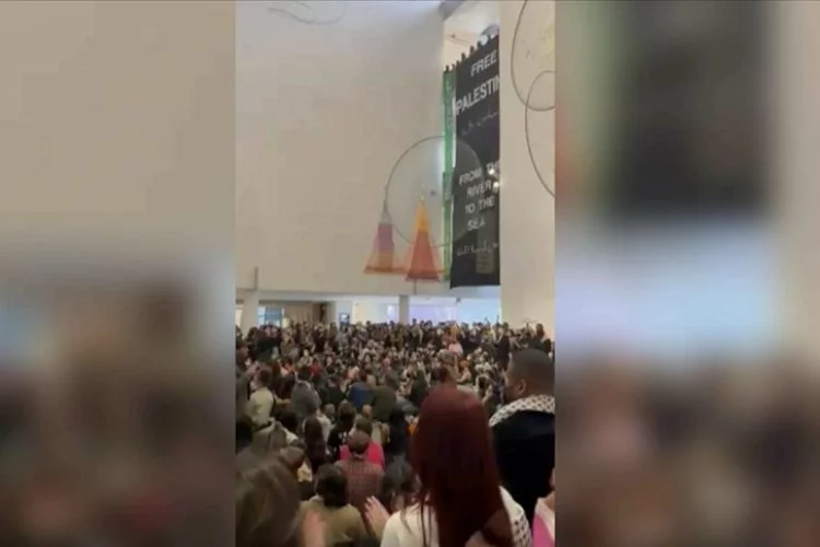 Filistin destekçileri New York'ta müzeyi işgal etti