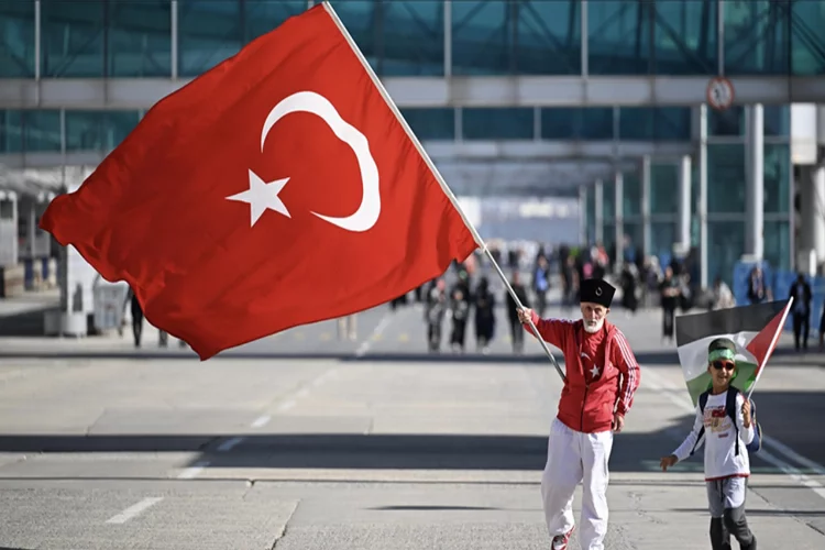 İstanbul'da Filistin'e destek mitingi başladı