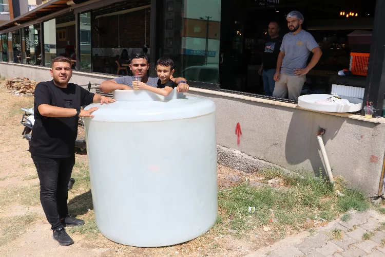 Adana'da fırıncılardan ilginç serinleme yöntemi
