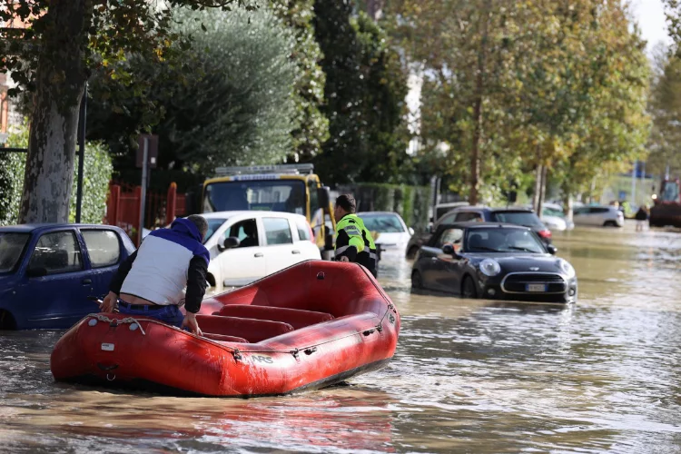 İtalya'yı önce fırtına sonra sel vurdu: Can kaybı 6'ya yükseldi