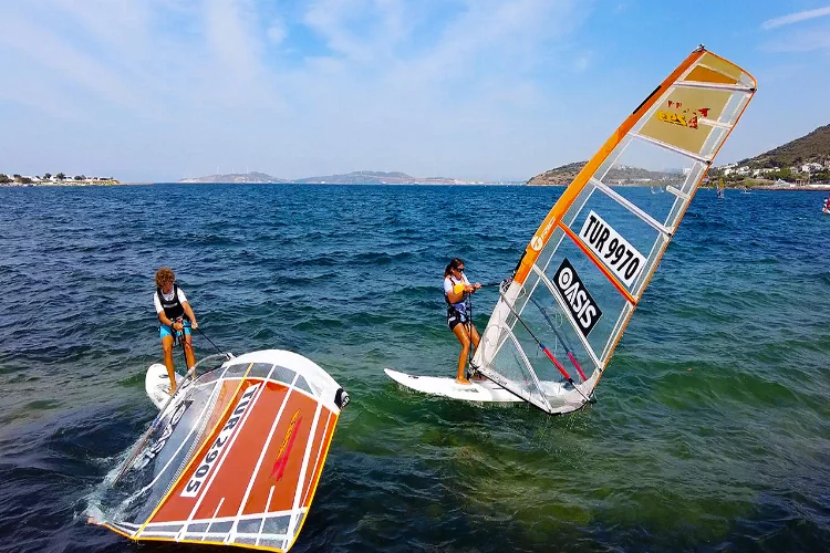 İzmir’de Kurtuluş Kupası Yelken Yarışları başladı  