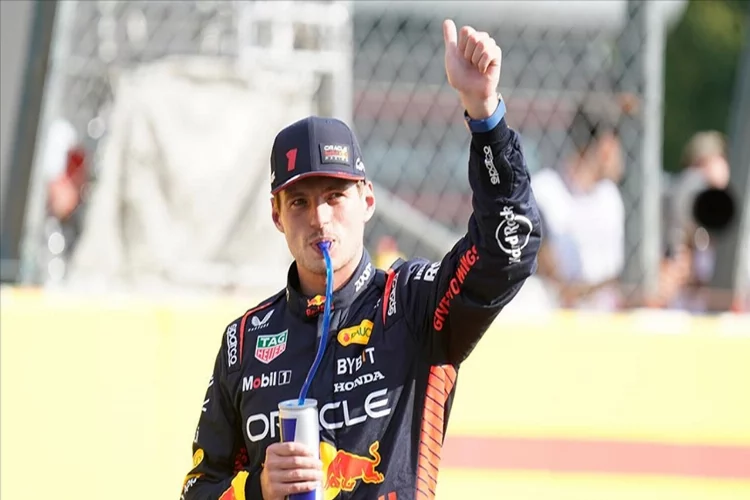 Arka arka 10. yarış kazanan Verstappen, F1'de tarihe geçti