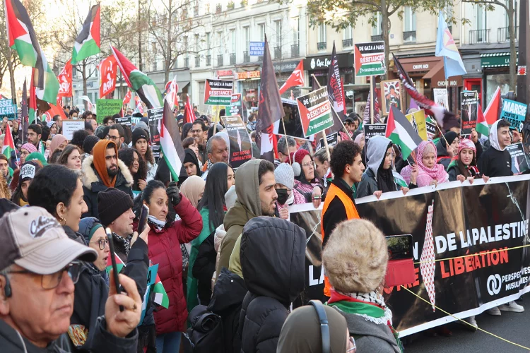 Fransa'da Filistin için ateşkes ve barış yürüyüşü