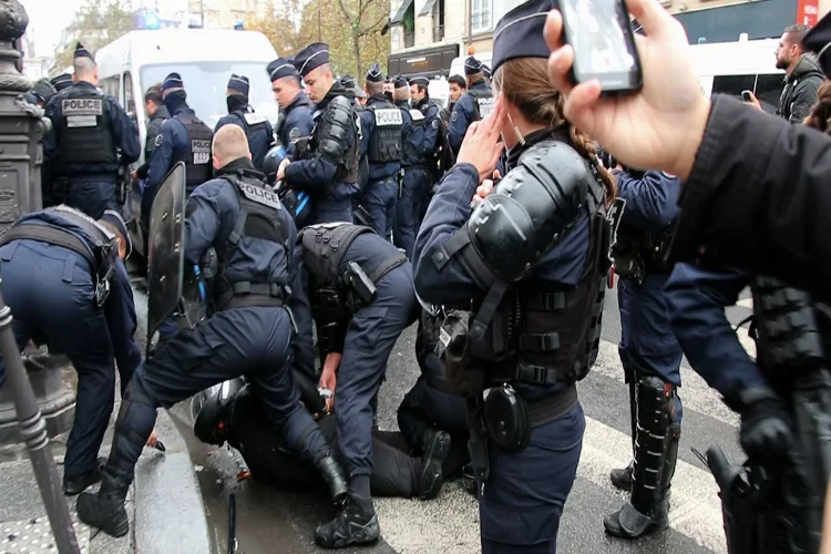 Fransız polisinden Filistin destekçilerine müdahale