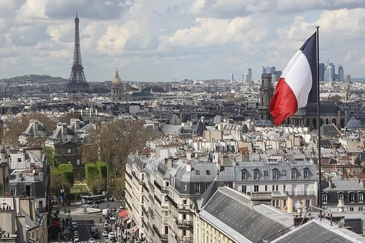Fransa'da oturumu olmayanlara ücretsiz tedavi yasaklandı