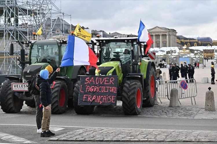 Fransız çiftçiler'den Versay Sarayı önünde traktörleriyle eylem