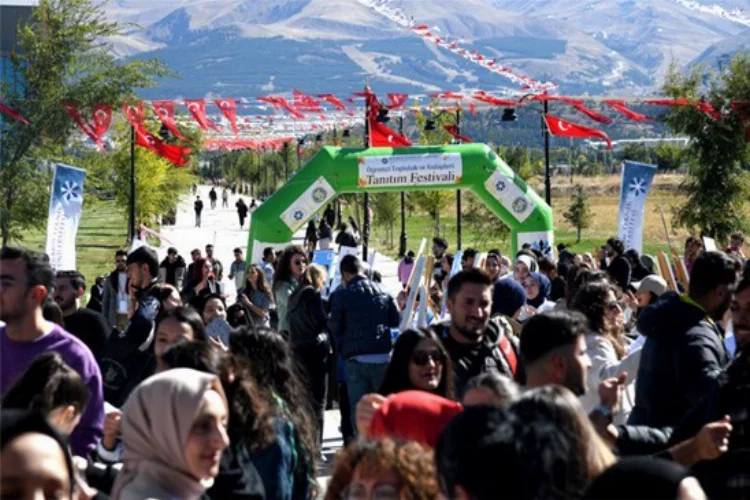 ETÜ'de yeni öğrenciler için festival tadında karşılama