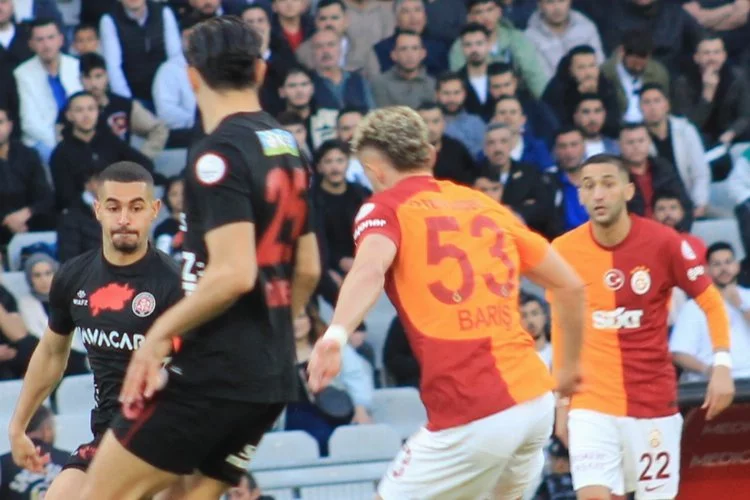 Galatasaray son dakikada şampiyonluğu derbiye bıraktı