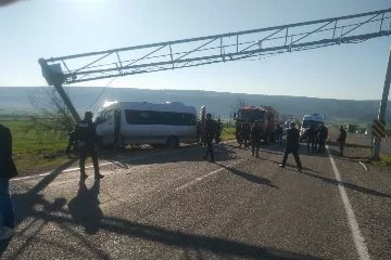 Gaziantep'te kaza: Kontrolden çıkan işçi servisi direğe çarptı