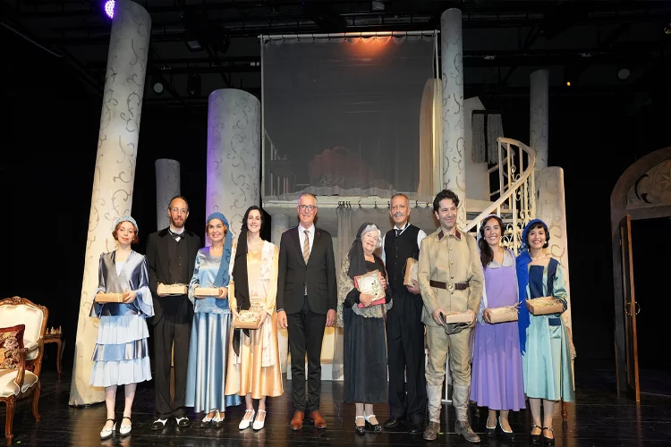 Gaziemir’de tiyatro sezonu açıldı