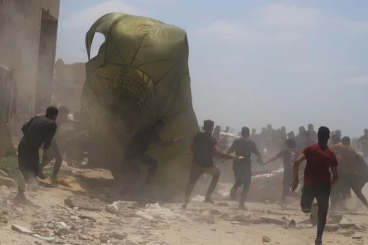 Gazze’de yardım faciası: Havadan bırakılan yardımın paraşütleri açılmayınca…