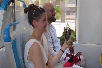 İzmir'de bir çift, nikaha tramvayla gitti